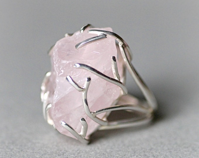 Raw rose quartz ring, Gold ring, Rose stone ring, Natural stone ring, Interesting ring , Light pink stone ring, Pretty Ring, Womens ring