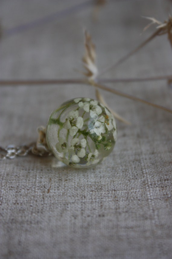 Pendant epoxy resin. White flowers pendant. Pendant by Dingaya