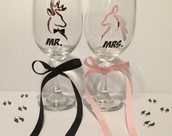 Wedding Glasses Wine Camo buck doe deer Set of two! Perfect for any engagement, wedding, or anniversary! Hunting browning
