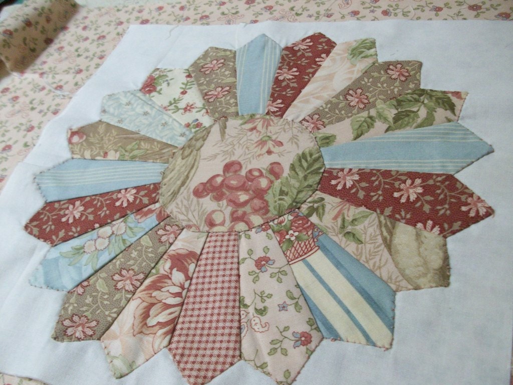 Dresden Plate hand appliqued 10 inch quilt block vintage red