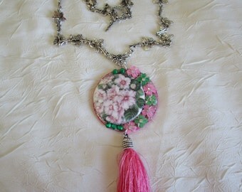 Ravissant collier plastron pendentif "Un bouquet de fleurs roses"