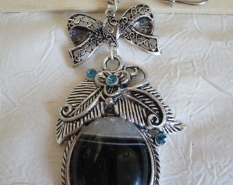 Broche métal argenté et agate Noire et Blanche"