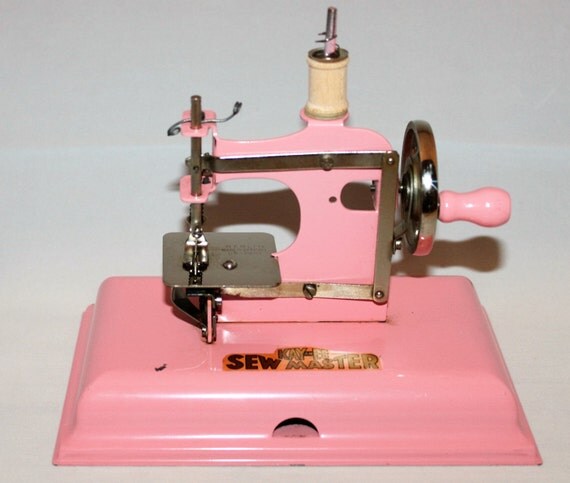 Vintage Pink 1945 KAYanEE SEW MASTER Childs Sewing Machine