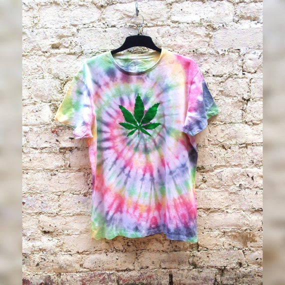 pot leaf tie dye shirt diy