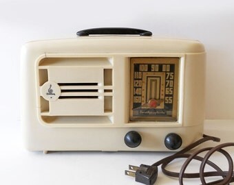 Vintage Emerson 1940s Model 334 White Bakelite Radio / Non-Working As Found