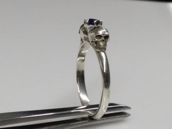 Skull ring with 4mm stone.