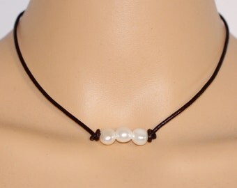 Pearl leather necklace,leather pearl necklace,three pearls necklace,freshwater pearl gift,3 pearl leather choker,pearl and leather necklace