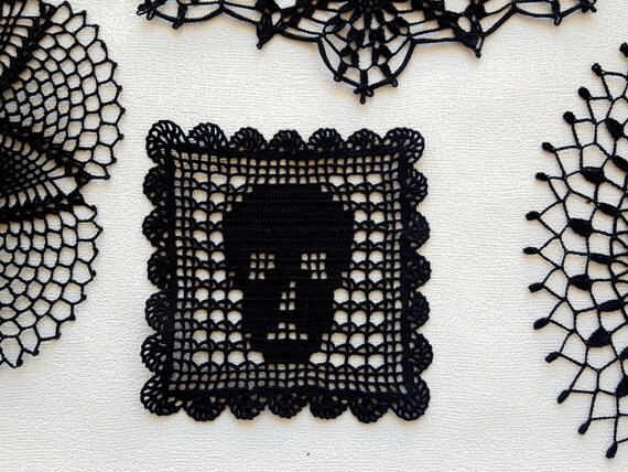 Schwarzen deckchens schädel quadrat deckchens von estersdoilies