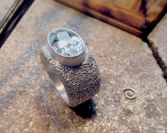 Eklusiver and extravagant tree-ring with gemstone