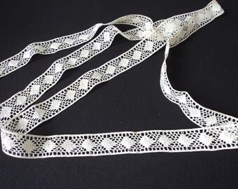 2 metres of hand made vintage French crochet lace trim (02704)
