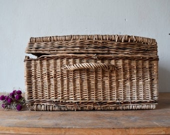 Vintage wicker basket / storage basket / storage box / wicker chest / booty chest / wicker box / rustic decor / home decor