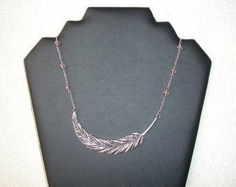 Collier court large plume et perles en verre à facettes rose