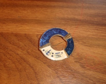 vintage pin brooch goldtone enamel blue white swirl