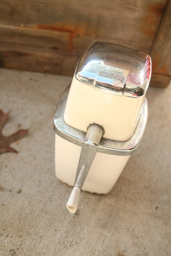 Retro Swing Away Hand Crank Ice Crusher Grinder Machine Tool