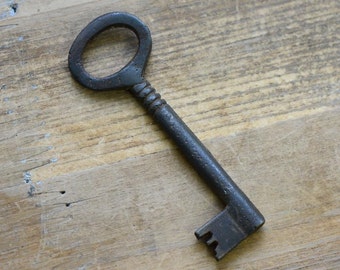Cast Iron Skeleton Key - Key Charm - Vintage Keys - Old Fashioned Pendant - Jewelry Supplies (dsc_3650)