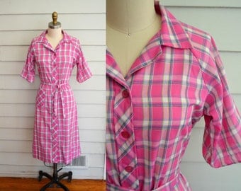 Vintage 1970s plaid day shirt dress / Medium to Large vintage dress / pink plaid button up dress / short sleeve dress / plaid day dress