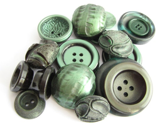 Agnes' Vintage World: Mother of pearl buttons and their cheap