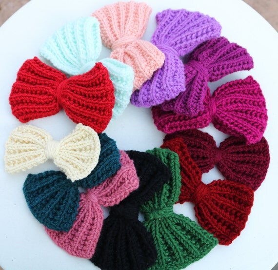 Bow Brooch, Hand knit bow brooch, knitted pin bow badge, Bow hair clip, knitted accessory