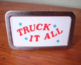 Vrachtwagen het alle Chrome riem gesp, Vintage jaren 1970, New Old Stock, 2 gespen beschikbaar, rood lettertype, 3 blauwe sterren, witte achtergrond, chroom rand