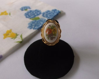 Vintage Porcelain Locket Ring, Adjustable size 5 to 7.5 Vintage Ring with Porcelain Flowers, Opens up as a photo locket or Poison Ring