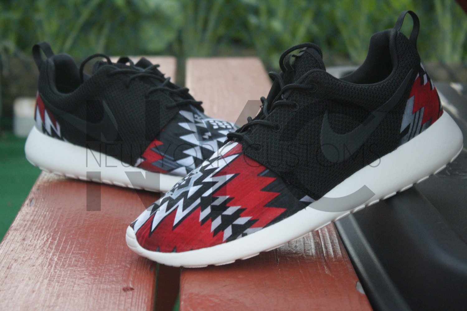 black and red nike roshe run