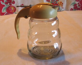 Beehive Syrup Dispenser with Aztec Gold Lid, Clear Glass Syrup Pitcher, Dripcut Honey Dispenser with Yellow Lid