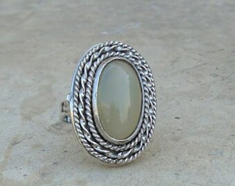 Bague De Fiançailles En Or Jaune 14 Carats Avec Pierre De Lune Véritable Coussin - Certifiée, Artisanale, Nickel-free