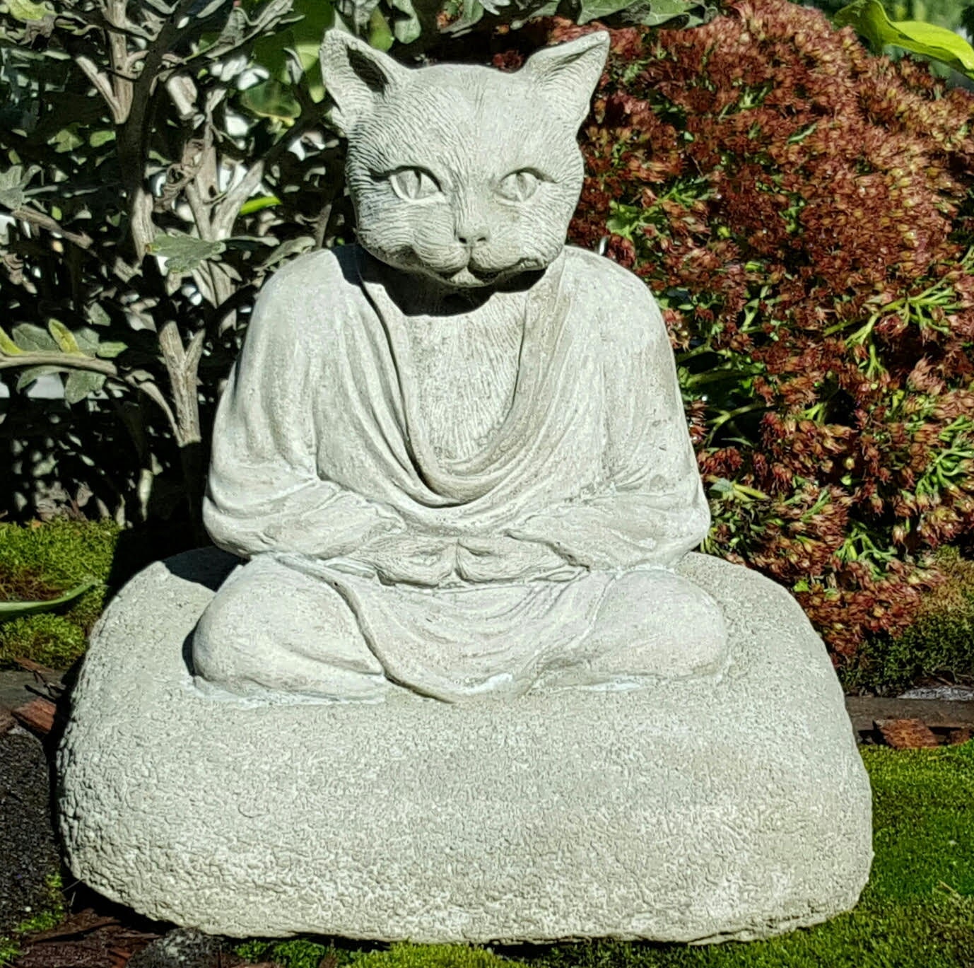 happy cat buddha statue