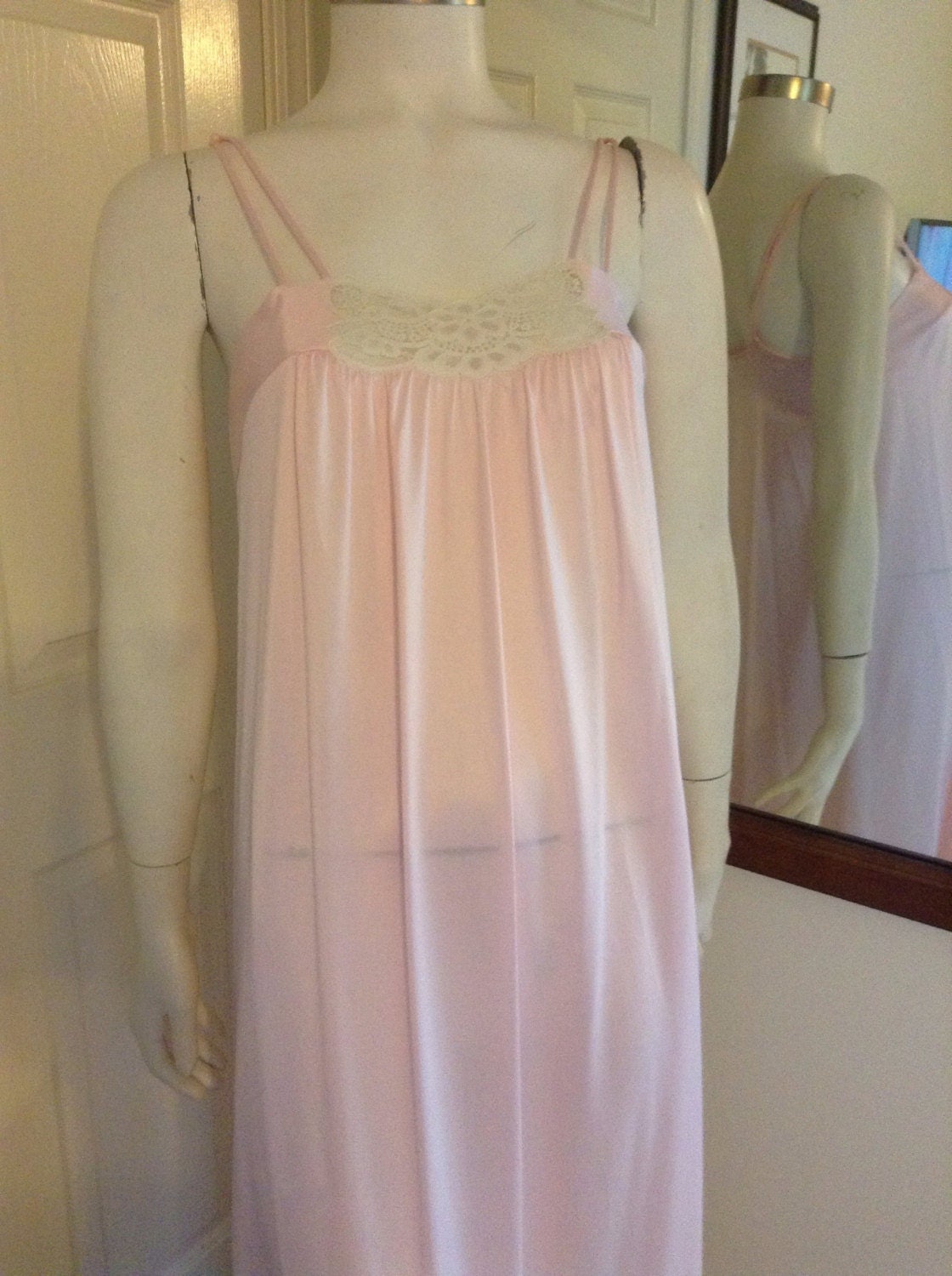 Vanity Fair Long Nightgown / Vintage by Cheapvintagefashion