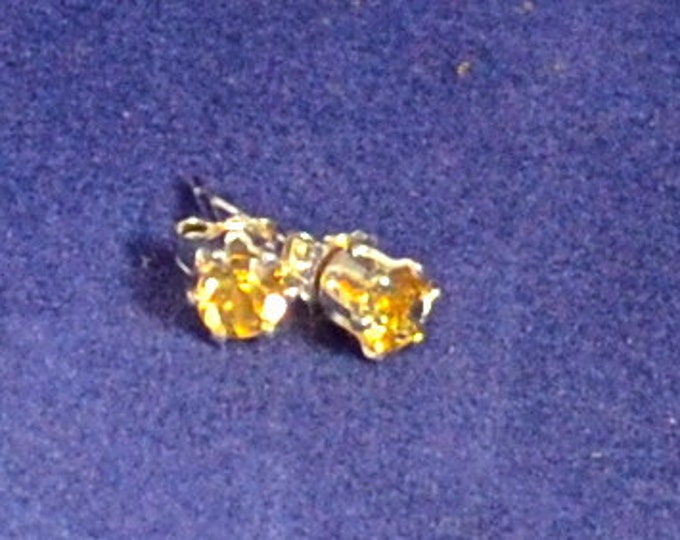 Citrine Studs, 5mm Round, Natural, Set in Sterling Silver E935