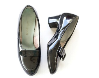 1960s black patent leather chunky heel pumps SIZE 6 1/2