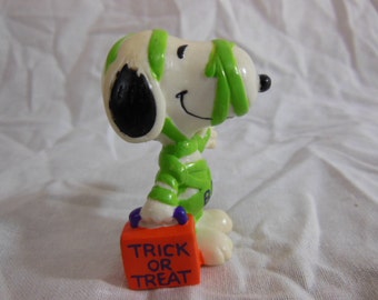 Snoopy Halloween Figurine - Vintage - Snoopy in Costume United Features Syndicate
