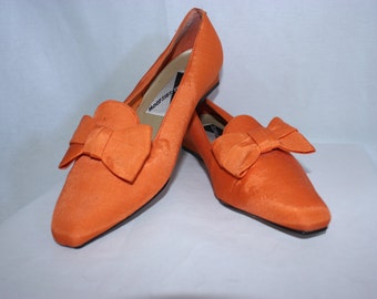 Vintage orange bow kitten heel shoes