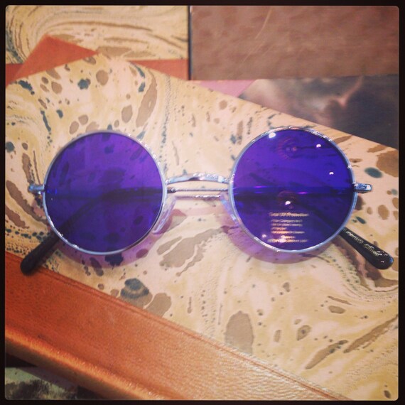 Retro sunglasses: John Lennon 60's style small size blue glass.