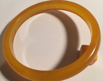 Vintage Translucent Lemon Cream Marbled Bakelite Bangle Bracelet