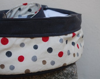 Round cake carrier with polka dots, lined pie carrier