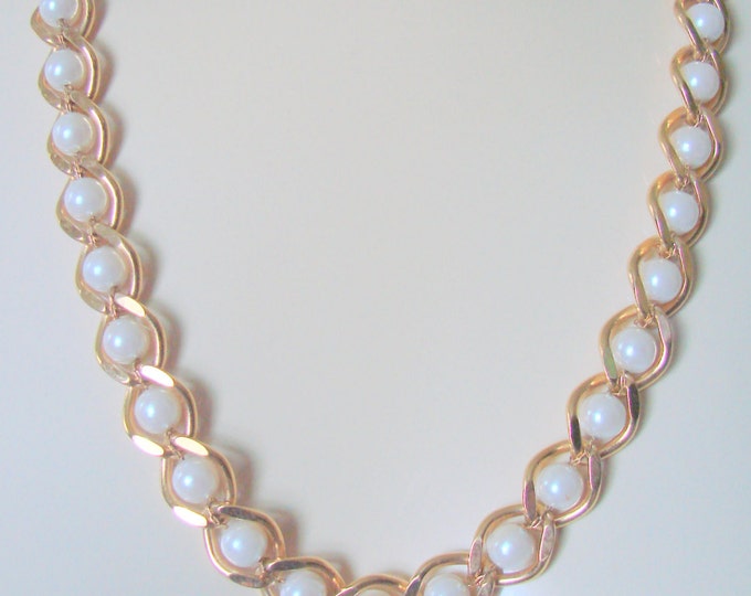 1980s Retro Goldtone Simulated Pearl Necklace / Vintage Jewelry / Jewellery