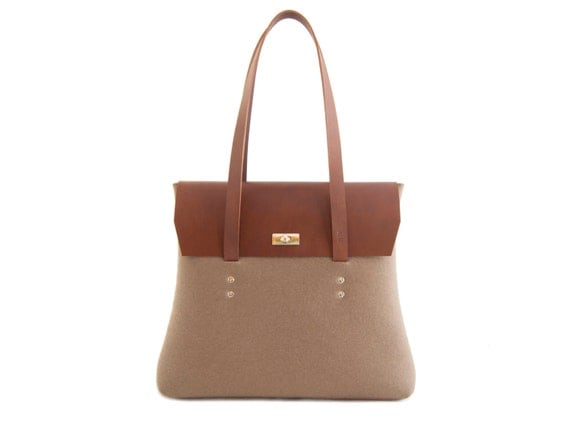 Felt and leather LARGE FLAP BAG / taupe and brown / elegant bag / shoulder bag / leather straps / tote bag / 100% wool felt / made in Italy