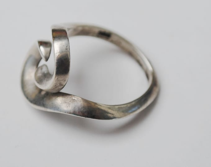 Sterling ring - Twisted Swirl Silver - Modern -size 6 - Modernistic