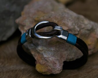 Bracelet in round leather of 5mm, with Zamak claps plated in 8 microns silver.