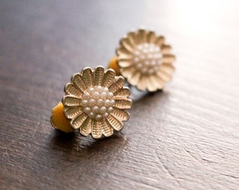 Items similar to Wooden earrings with handpainted daisy and cornflower ...