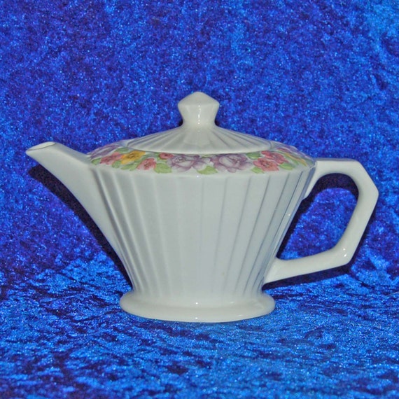 Sadler Teapot in Art Deco style