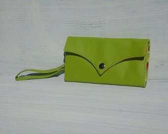 Womens vegan wallet, Tri-Fold faux leather checkbook wallet, green vegan wallet, cell phone holder, wristlet wallet, mini clutch, oilcloth