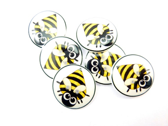 6 Bumble Bee Buttons. Novelty buttons. 3/4 or 20 by buttonsbyrobin