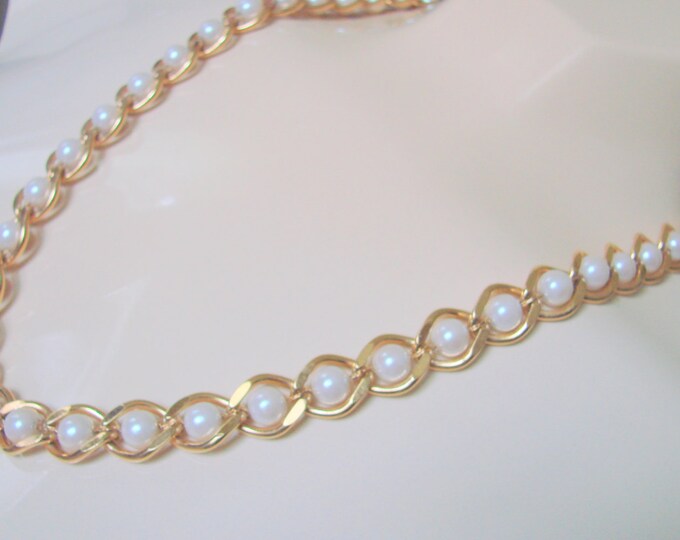 1980s Retro Goldtone Simulated Pearl Necklace / Vintage Jewelry / Jewellery