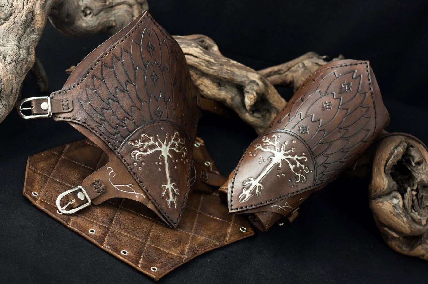Aragorn replica leather bracers. Lord of the rings by OniricVault