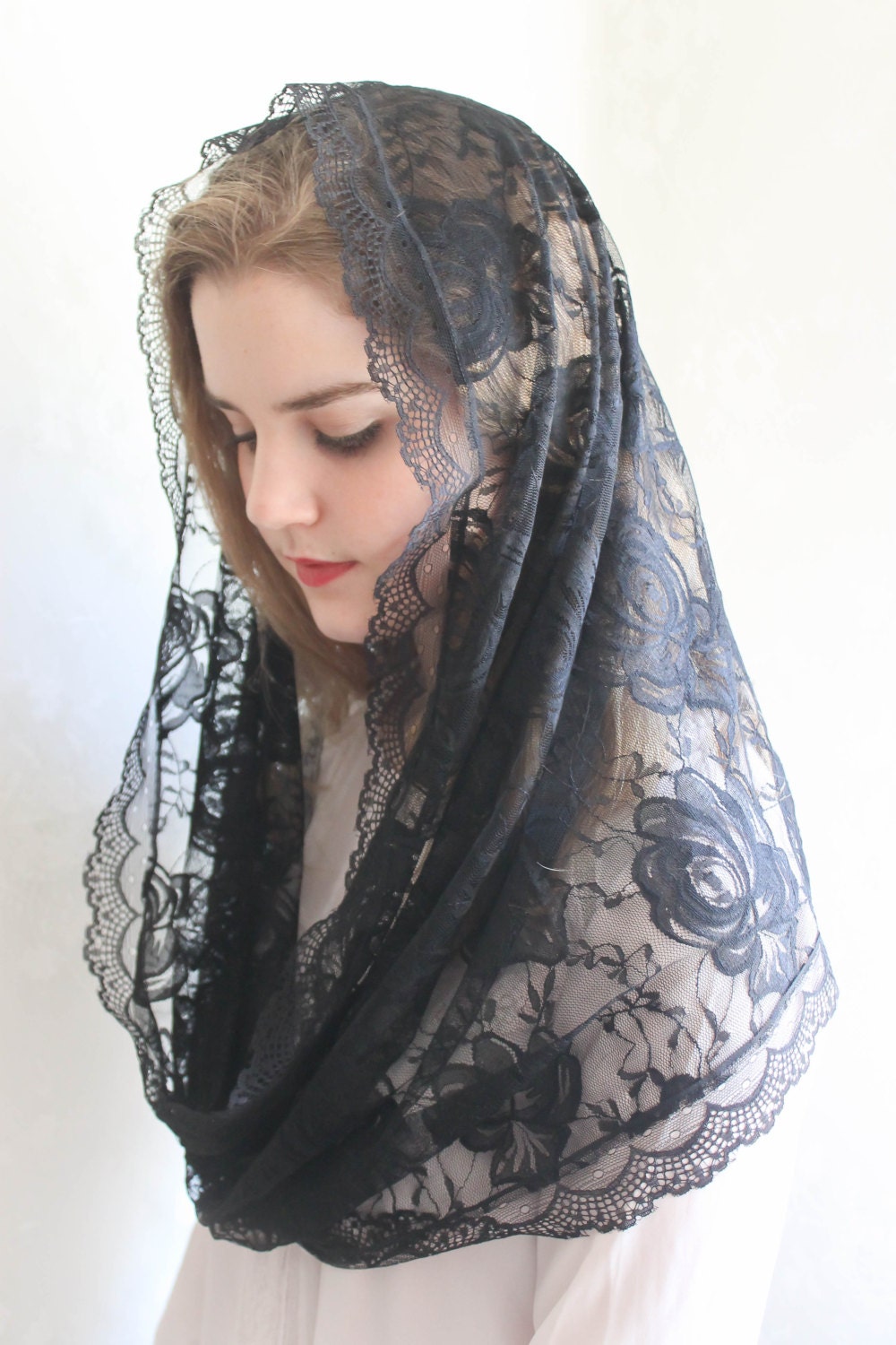 Evintage VeilsOld Country Roses Black Lace Chapel Veil