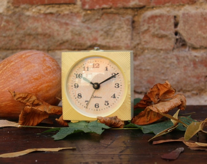 Mechanical Alarm Clock Sevani - Cream Retro Alarm Clock - Vintage Alarm Clock - Working Old Russian Desk Clock - Nar Mag