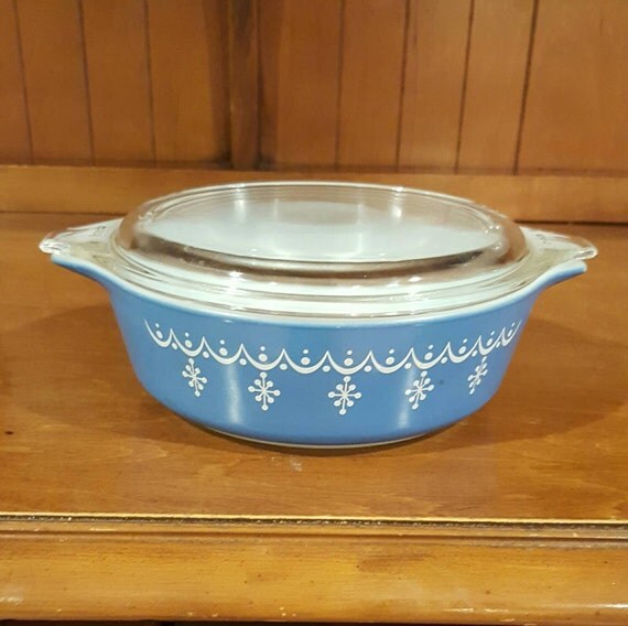 Pyrex Blue Garland/Snowflake 471 1 pt. Covered Casserole