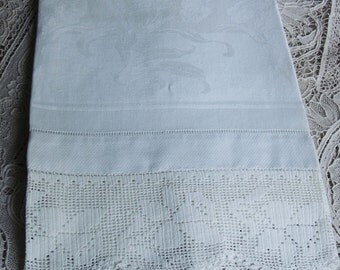 Vintage White Linen Damask Towel / Crochet Lace Edge Towel / Tulip and Daffodil Towel / Bath Decor / Decorative Towel /Bath Linens